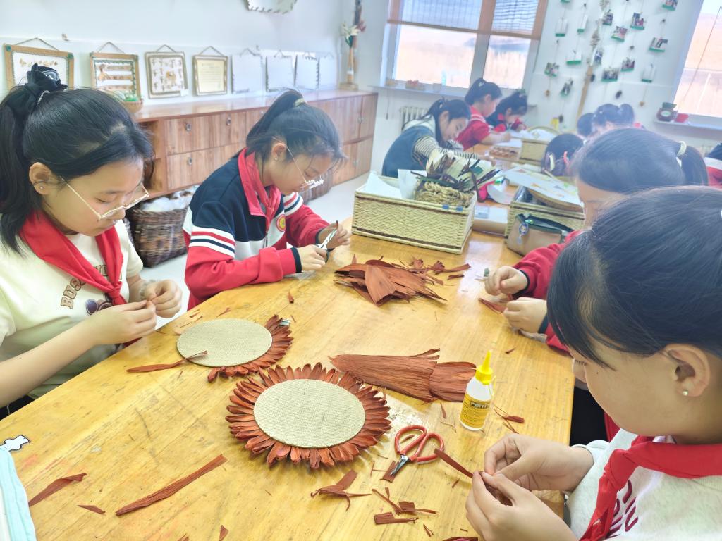 內蒙古林西縣統部小學的學生正在製作玉米皮黏貼畫。(受訪者供圖)