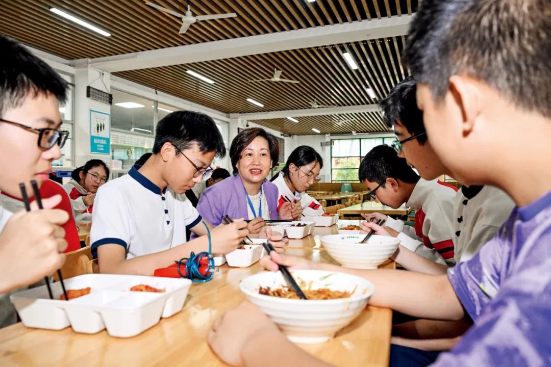 2025年4月27日,安徽合肥市廬陽區壽春中學食堂,學校領導陪同學生用餐,傾聽學生飲食需求。