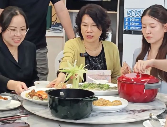 昨晚的直播中卢陆群和孟羽童分坐董明珠两侧。图 / 格力明珠精选直播截图