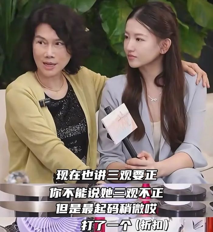 董明珠在直播中提及孟羽童的“三观”问题。图 / 格力明珠精选直播截图