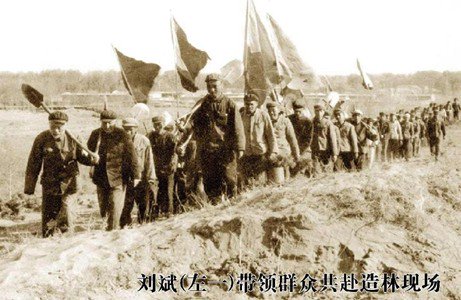 沙地所首任所長劉斌帶領群眾共赴造林現場。阜新市委宣傳部供圖