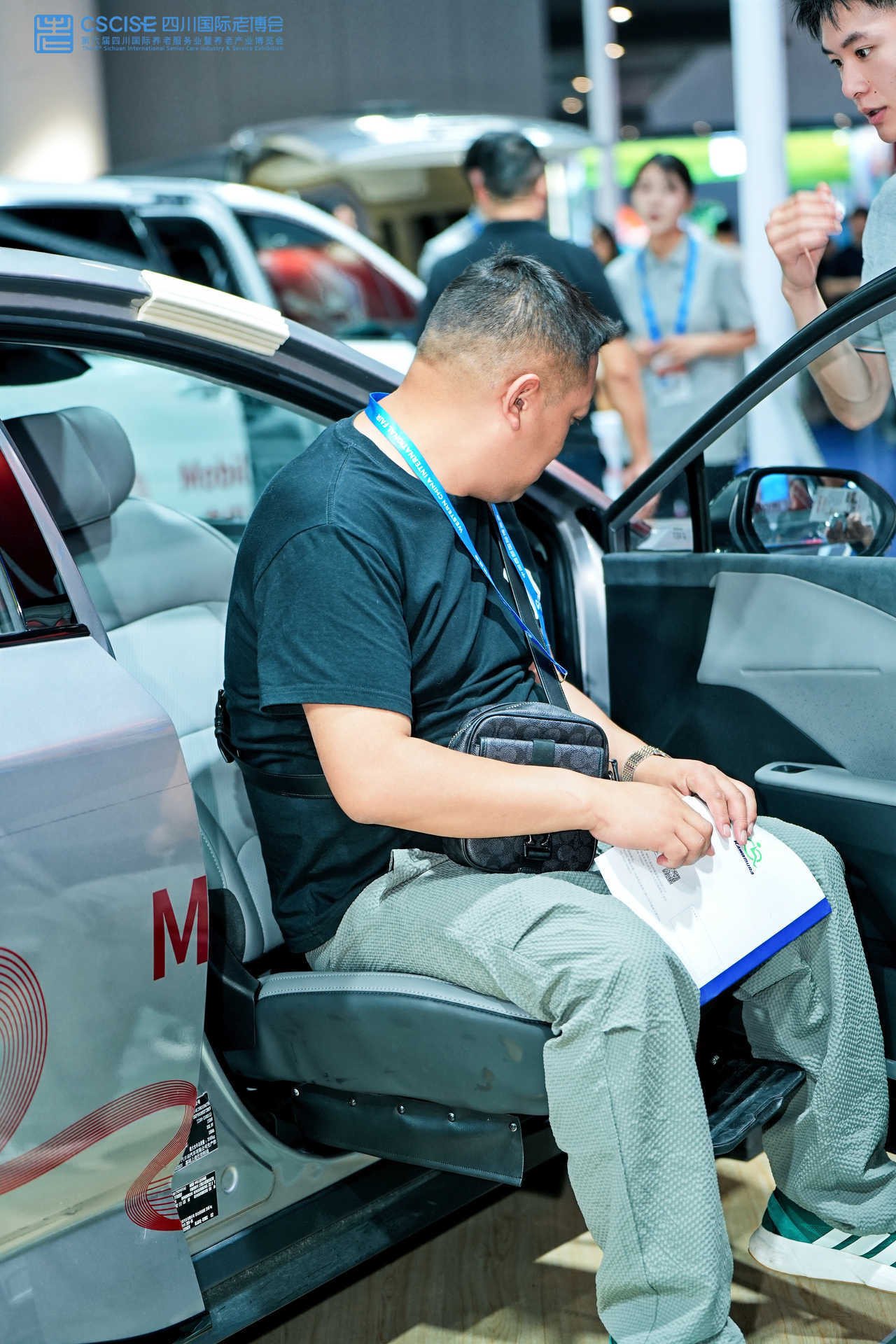 观展群众试乘无障碍汽车