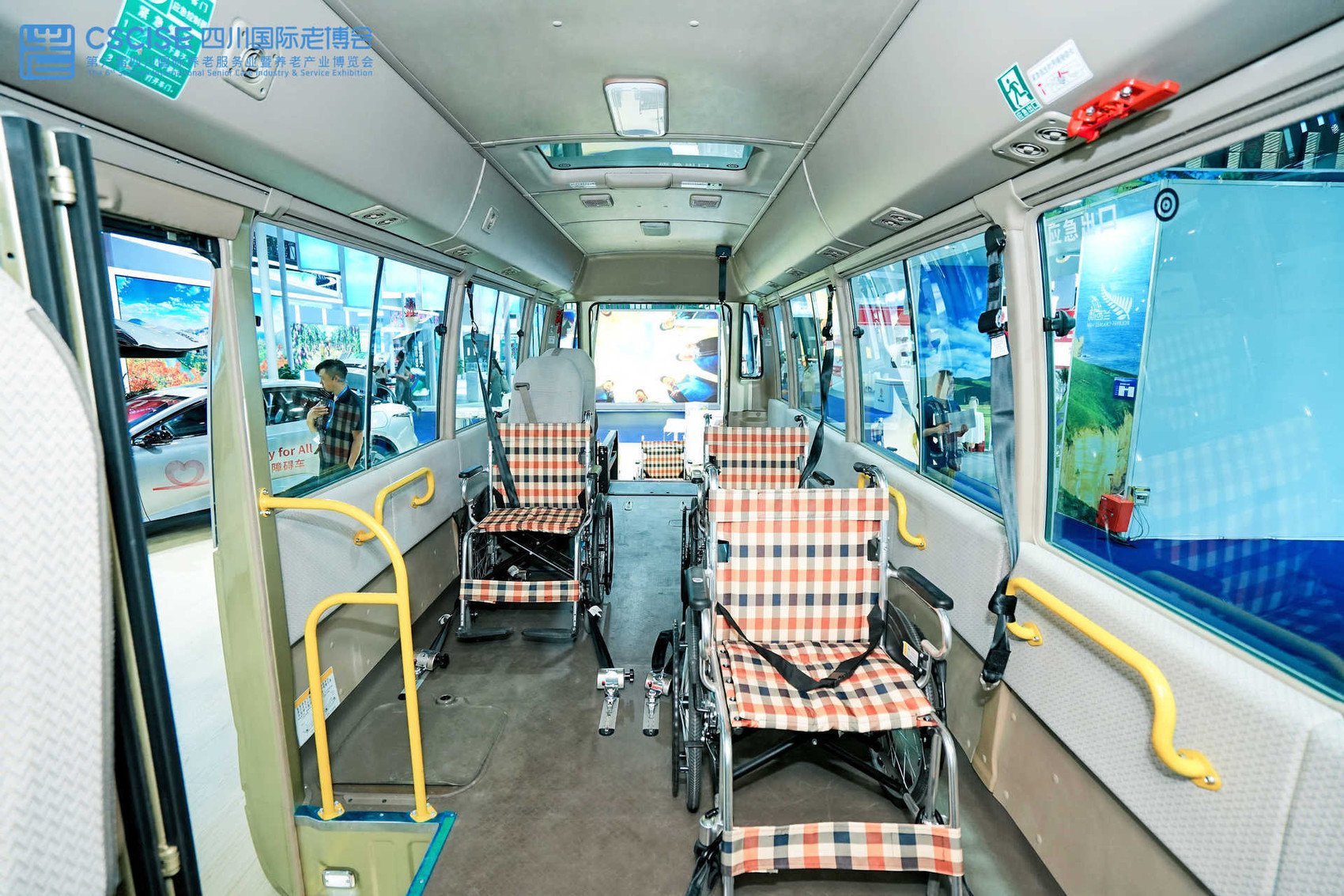企业展示无障碍中巴车内部