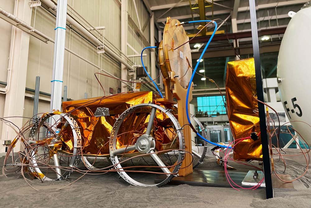 Astrobotic 的 CubeRover 带着一个无线充电节点驶向第二个电源节点进行充电。 | 来源:Astrobotic