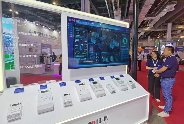 深圳市科陆电子科技股份有限公司将电碳计量表放在展台入口的醒目位置。 陈玺撼摄