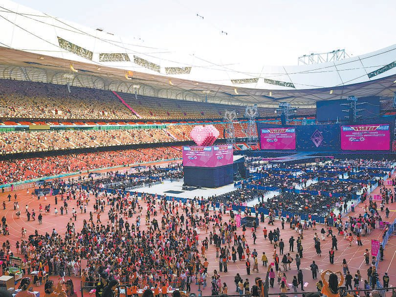 汪苏泷演唱会场面十分火爆，图为观众入场后的内场情况。视觉中国供图