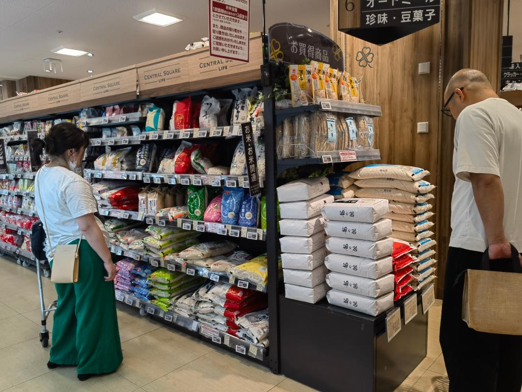 5月21日,顾客在日本东京的一家超市购买大米。新华社记者胡晓格摄
