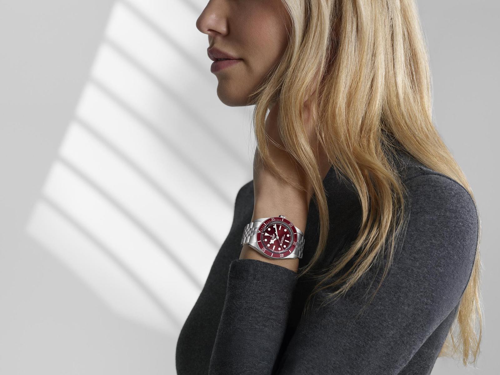 赛车手佩戴“碳纤25限定版”腕表