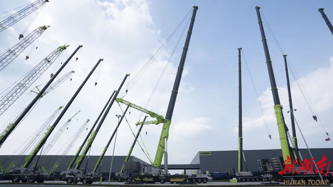 中联重科4000吨级全地面起重机。