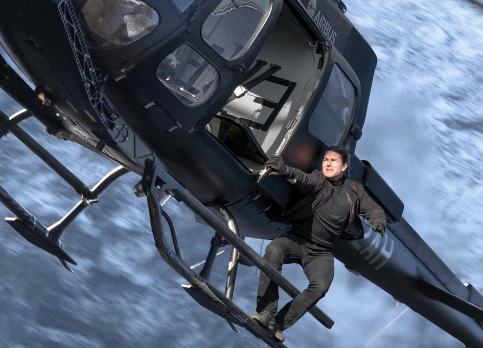 汤姆·克鲁斯在《碟中谍6》中扒飞机 图/系列电影《碟中谍》官方微博