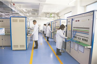　　哈尔滨工业大学电气工程及自动化学院电器与电子可靠性研究所团队正在进行科研试验。尹霖摄
