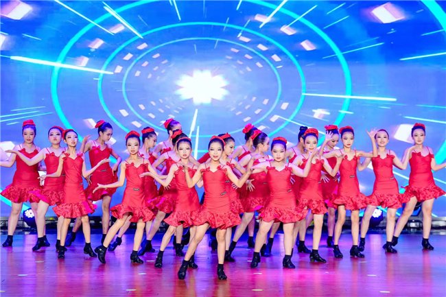 图十三 泸州校区拉丁舞表演