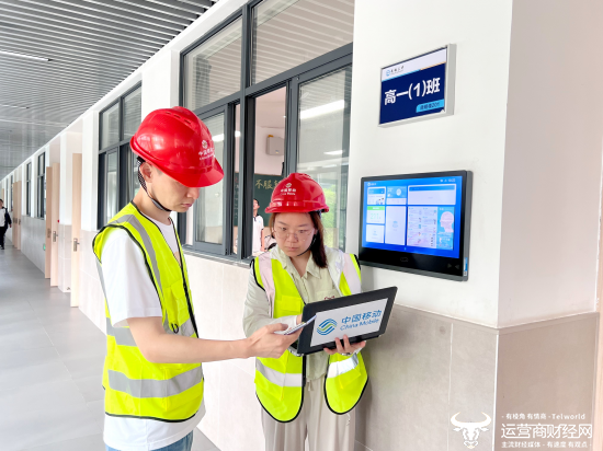 (技术人员测试考场无线信号,确保高考期间网络运行万无一失)