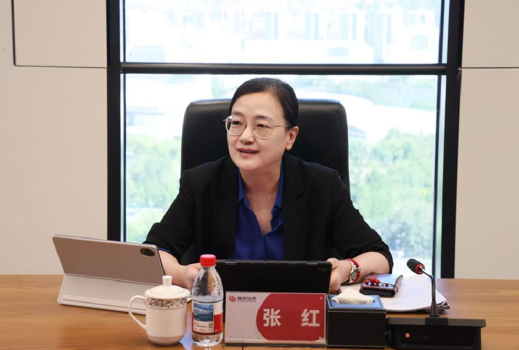 图为:首创集团党委副书记、董事张红讲话