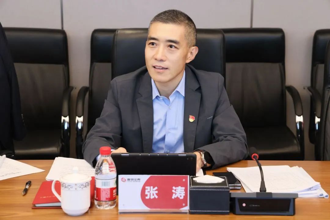 图为:首创证券党委书记、总经理张涛现场汇报