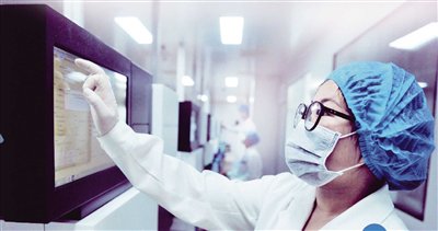 华大基因实验室内，科研人员在操作基因测序仪。