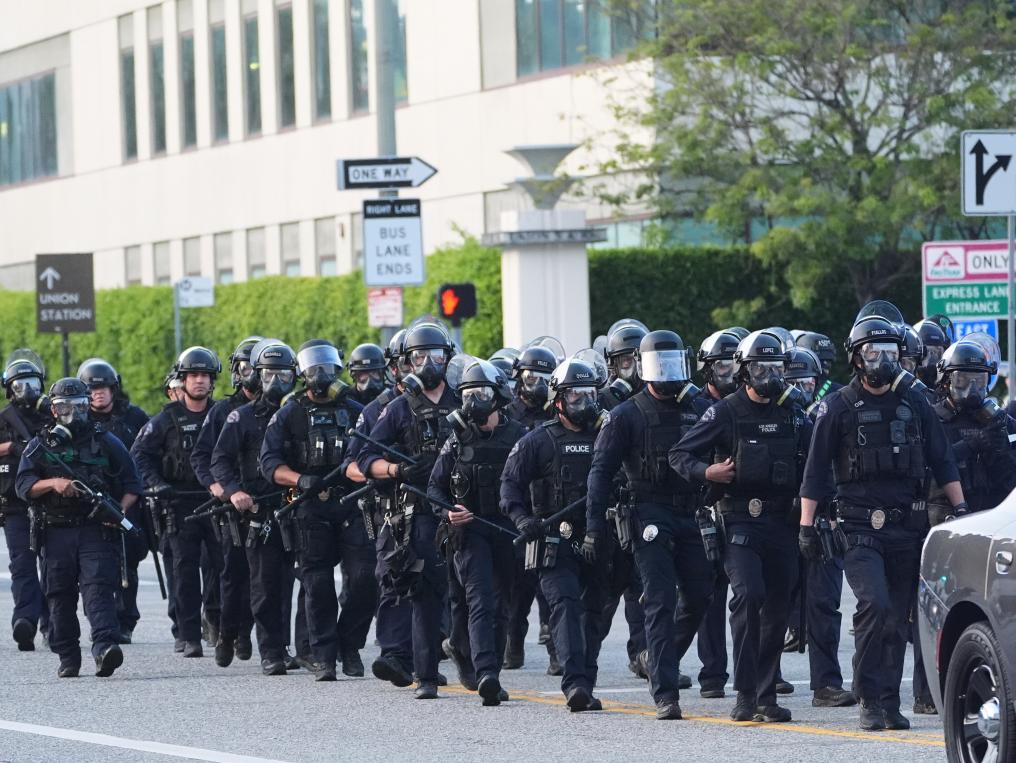 6月6日,洛杉矶警方集结应对抗议活动。新华社/美联