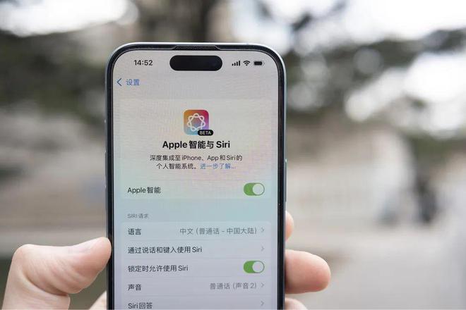 Apple 智能在过去一年中的表现距离 WWDC 宣传的版本仍然有不小的差距 | 图片来源:极客公园