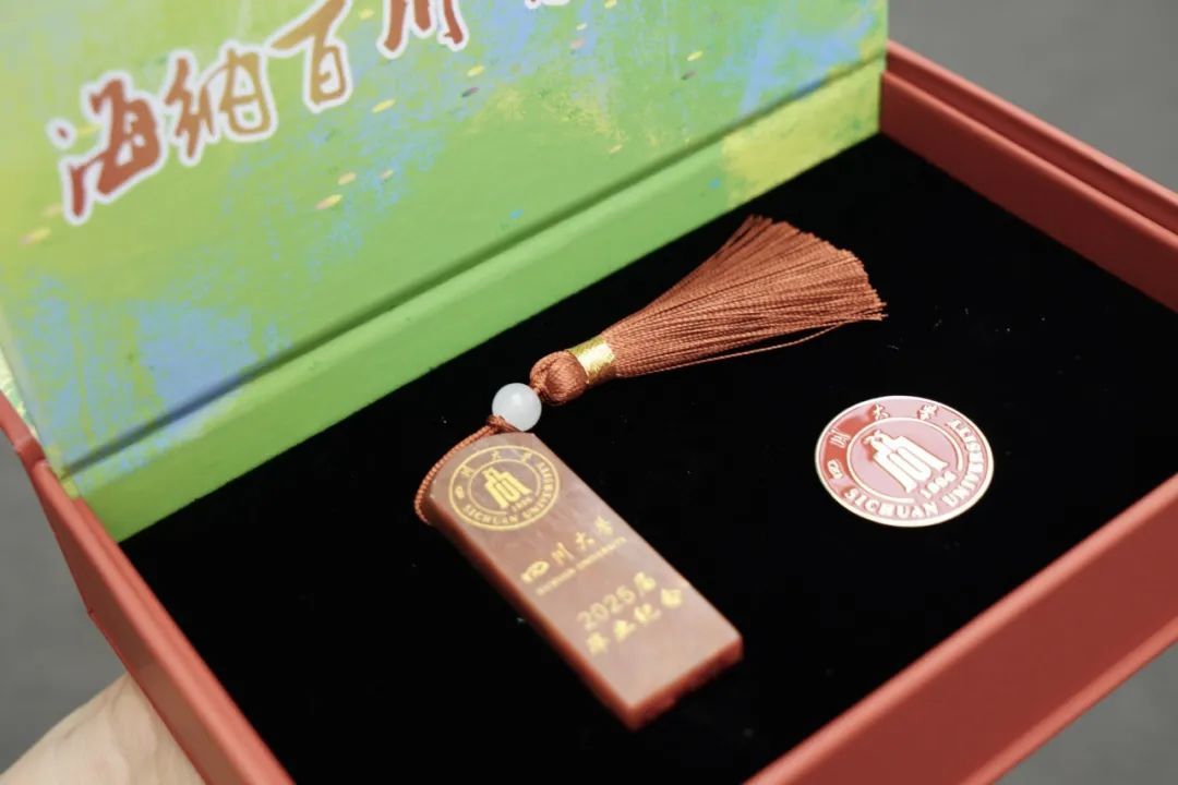 方形石刻印章和校徽