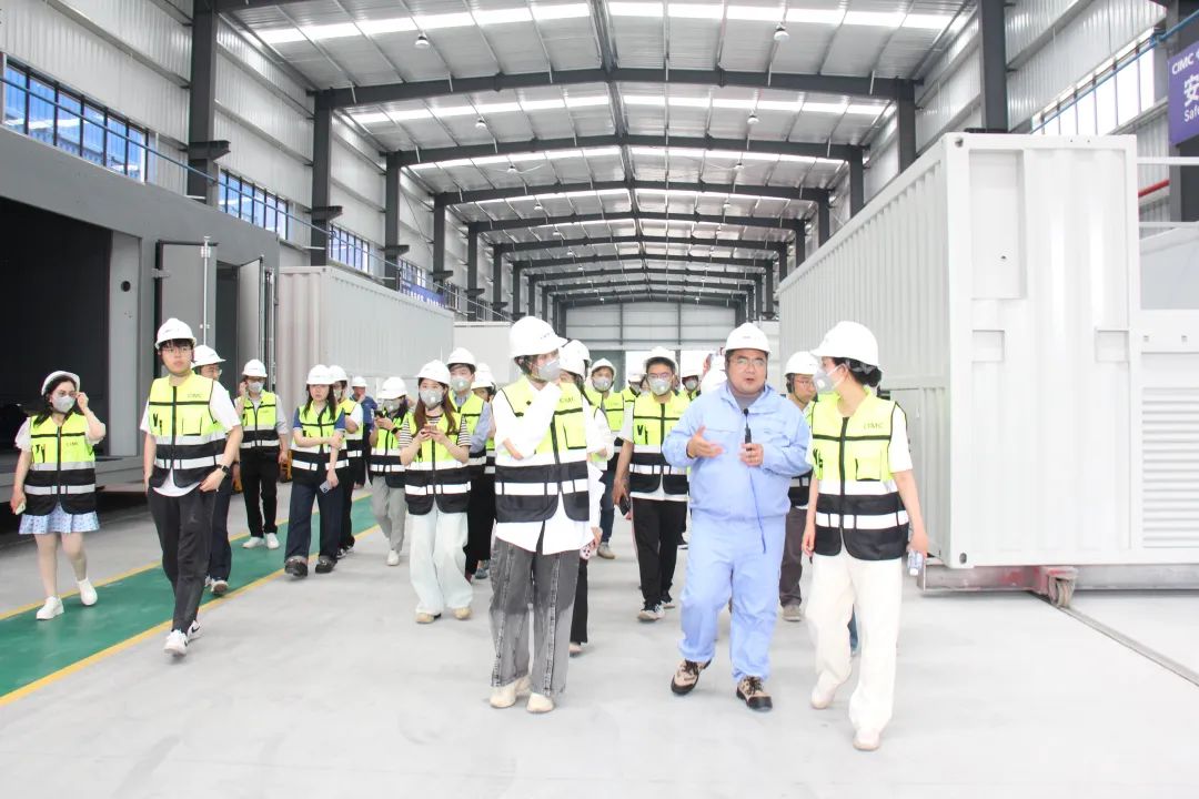 调研团参观中集洋山创新业务生产车间