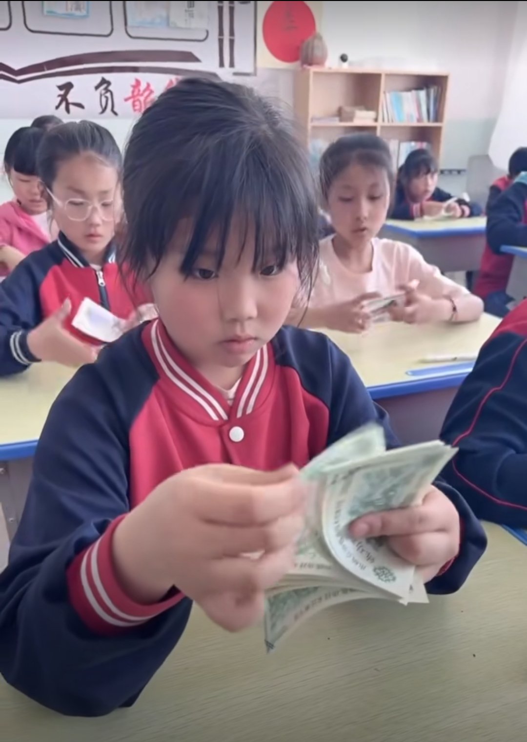 孩子们在学习人民币知识。本报记者 姚慧/摄