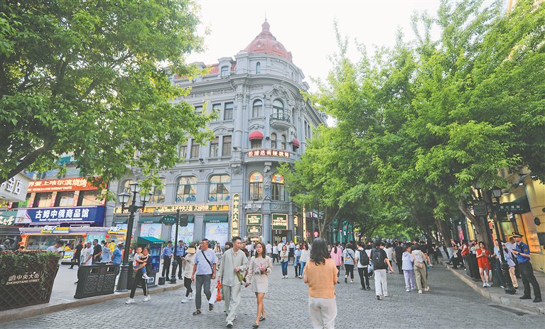 中央大街人流如织。本报记者 张澍摄