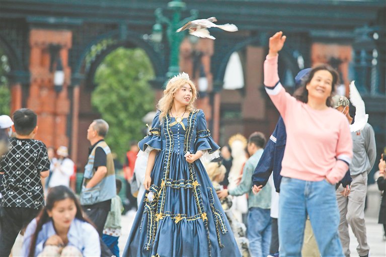 在索菲亚广场上旅拍的年轻人。