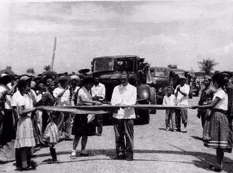 △1958年8月,河南省冶金局副局长李增荣为安钢破土动工剪彩