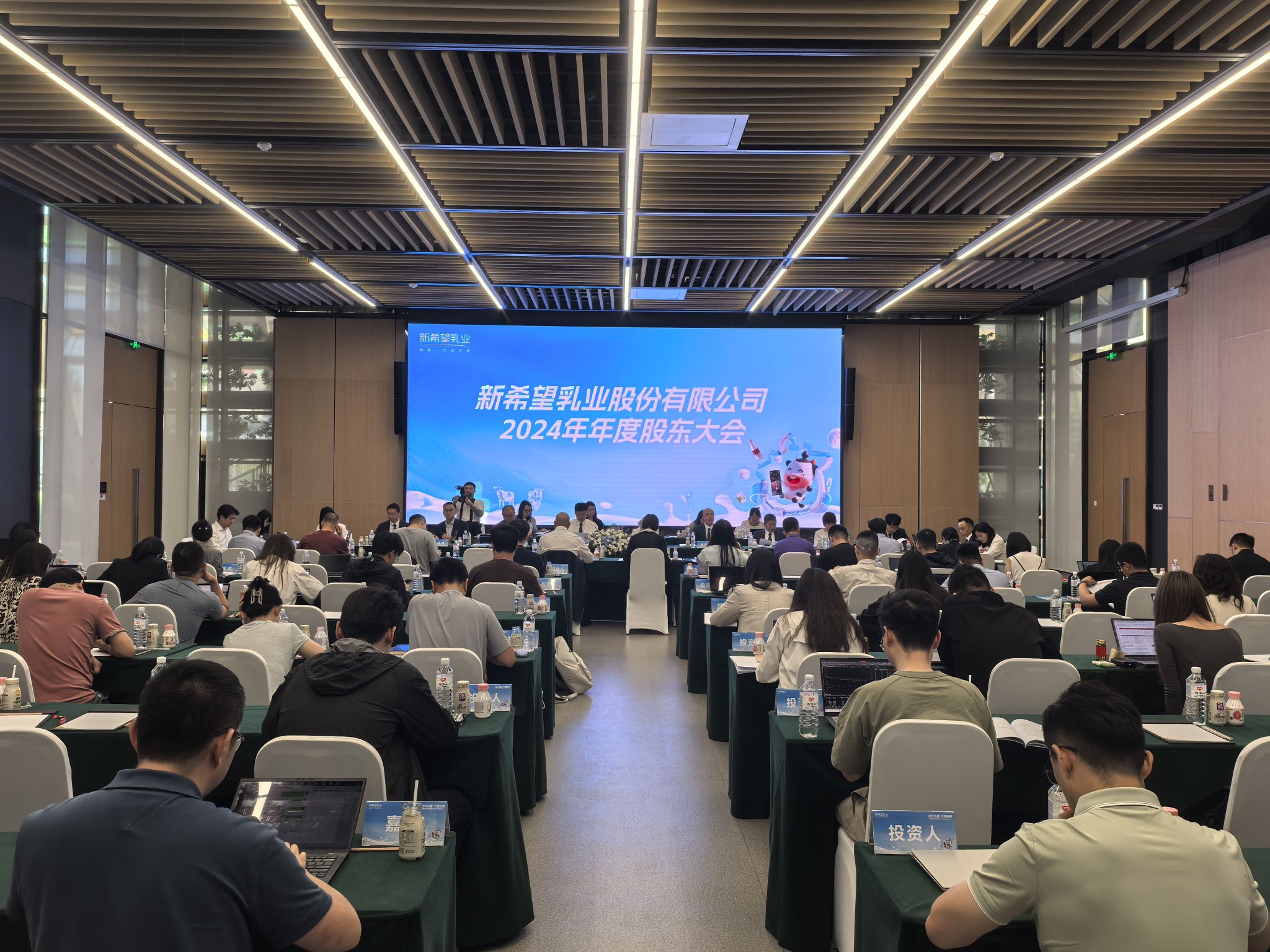 (图为新乳业2024年年度股东大会现场,拍摄/舒娅疆)