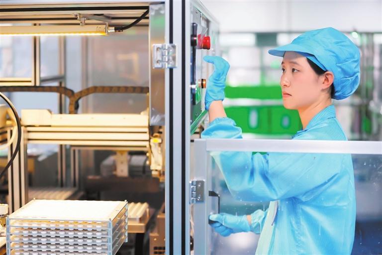 甘肃康视丽隐形眼镜有限公司生产基地，工人在操作精密设备。新甘肃·甘肃日报记者 高樯