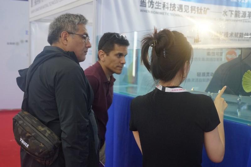 　　<参会观众纷纷驻足观看>