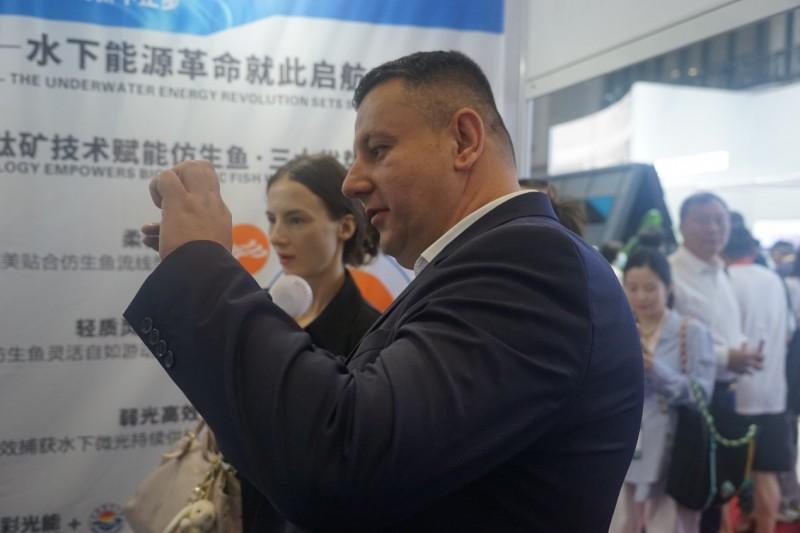 　　<现场观众聆听讲解>