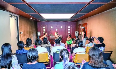 播客主播与听众进行线下互动。光明图片