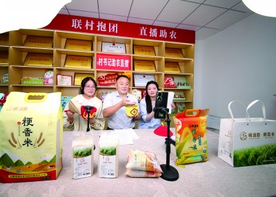 段庄村党总支书记、村委会主任丁杰与淮北理工学院陈志操师生团队进行助农直播。刘棋摄/光明图片