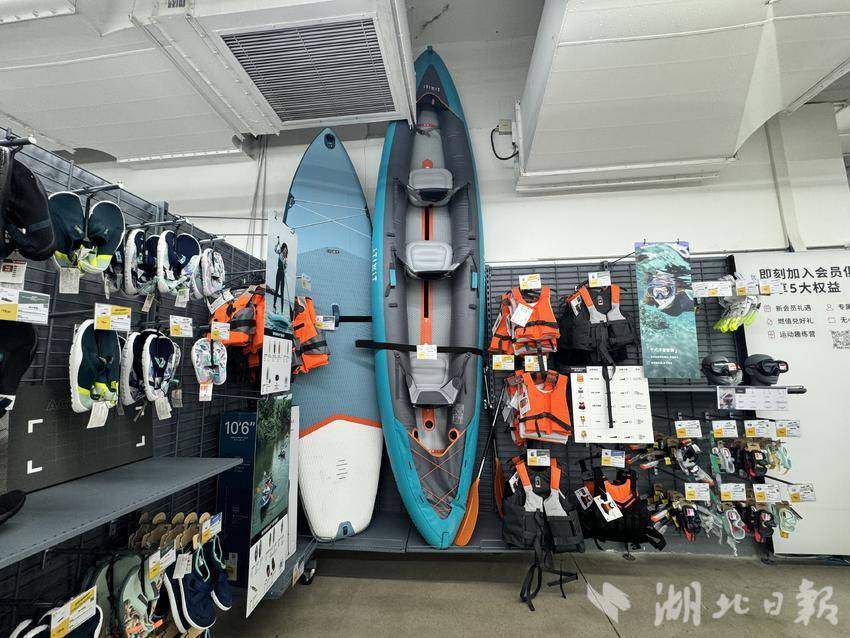 青山區印象城迪卡儂門店售賣的槳板。(湖北日報全媒記者劉鄲 攝)