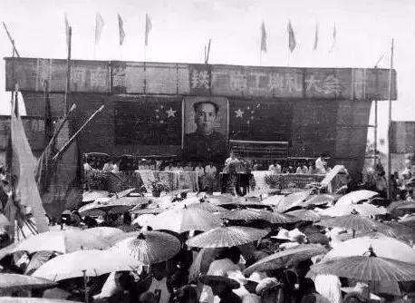 △1958年12月15日,安阳县抽调15000名农民,抢修安阳—李珍铁路