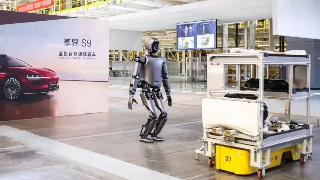 优必选工业人形机器人Walker S1在总装车间执行仪表线物料检测任务