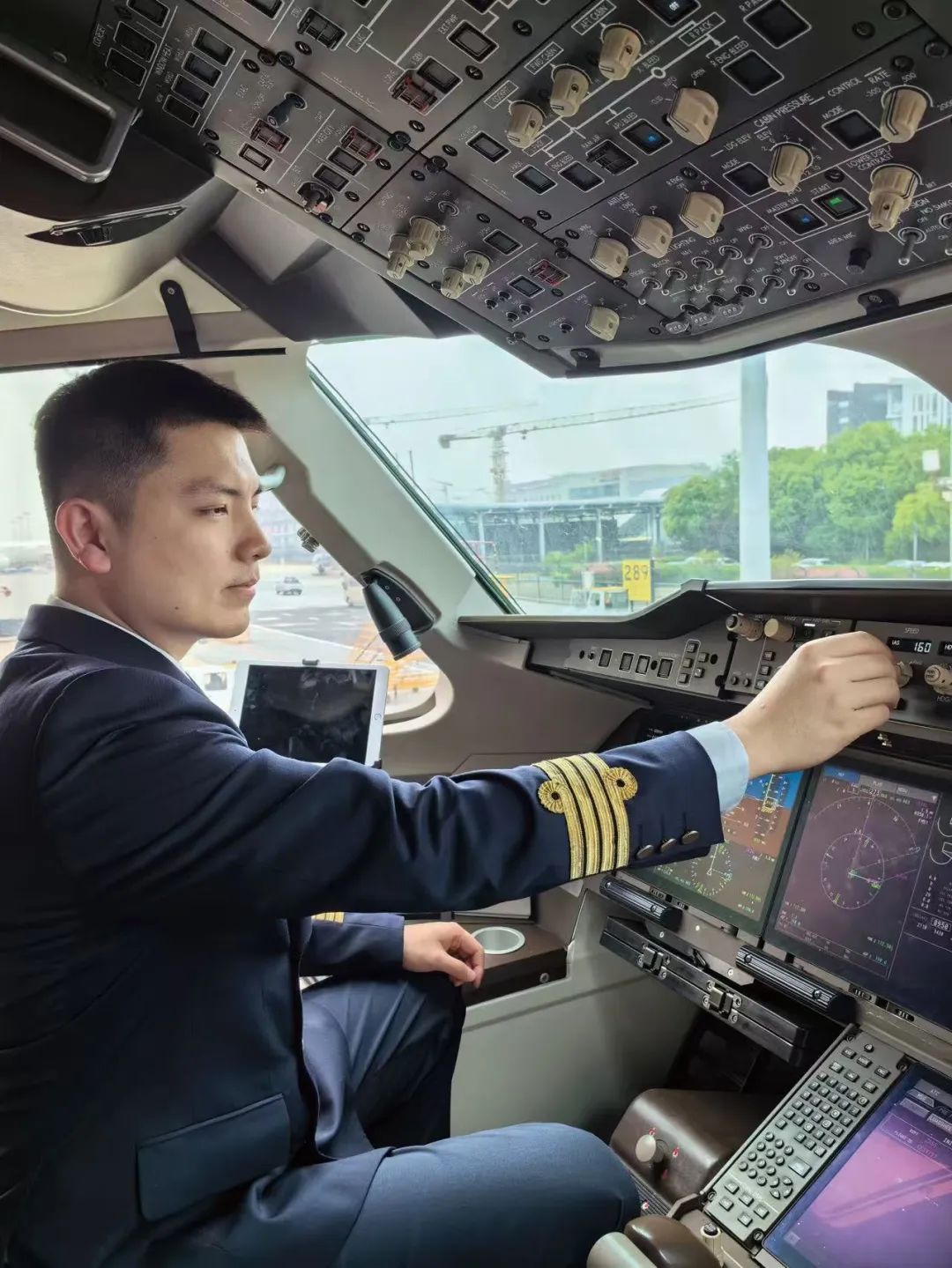 荆宇程在C919驾驶舱做准备工作
