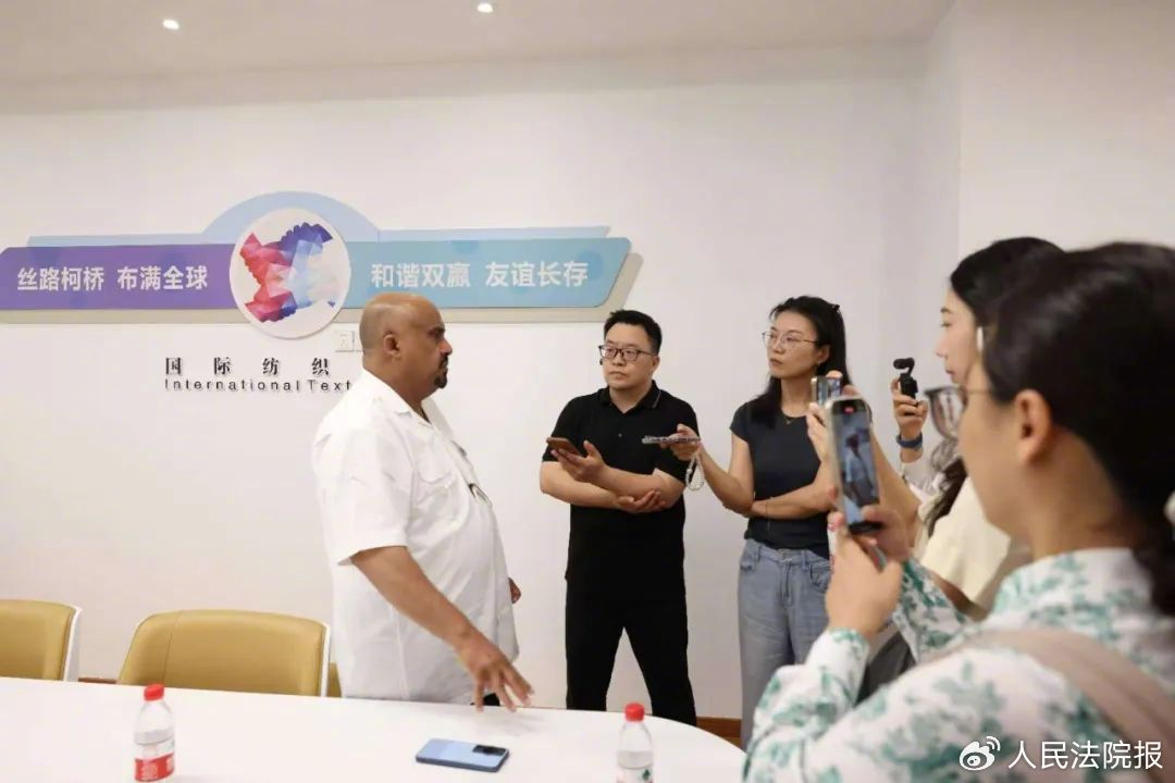 也门籍调解员安特尔介绍涉外调解工作情况。