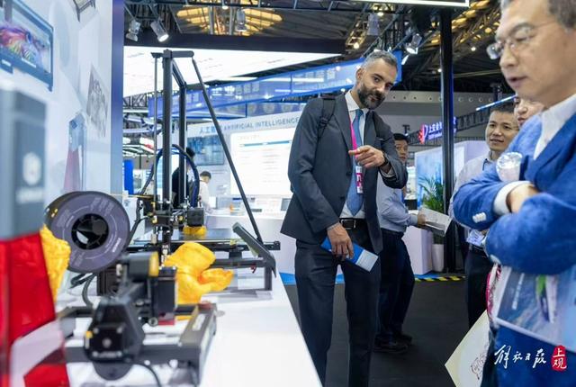 海内外展客商齐聚上交会。孟雨涵摄