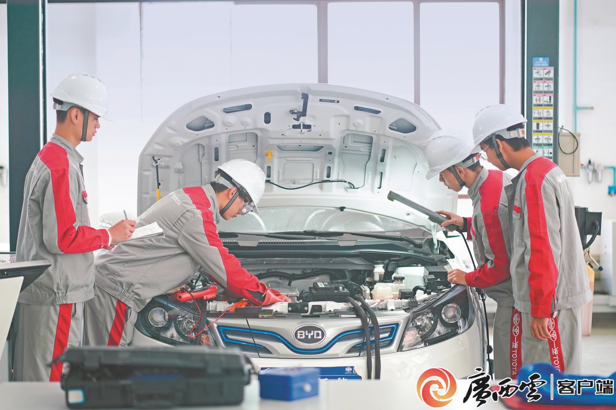 圖為廣西交通職業技術學院新能源汽車故障診斷與排除實訓。