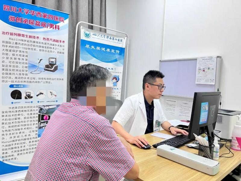 (王先生到门诊复查。华西第四医院供图)