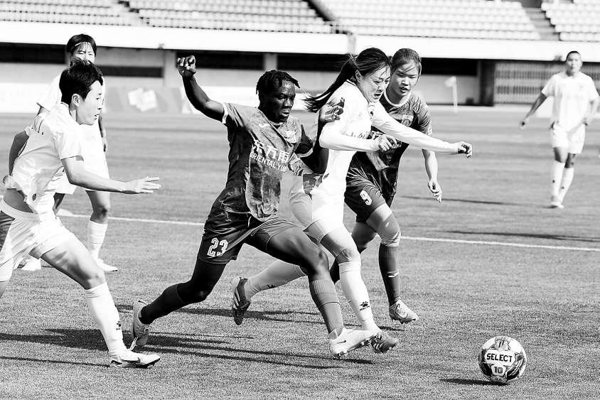 女超第8轮，北京京坛东方雨虹女足以0比1不敌长春大众卓越女足。 本报记者 刘平 摄