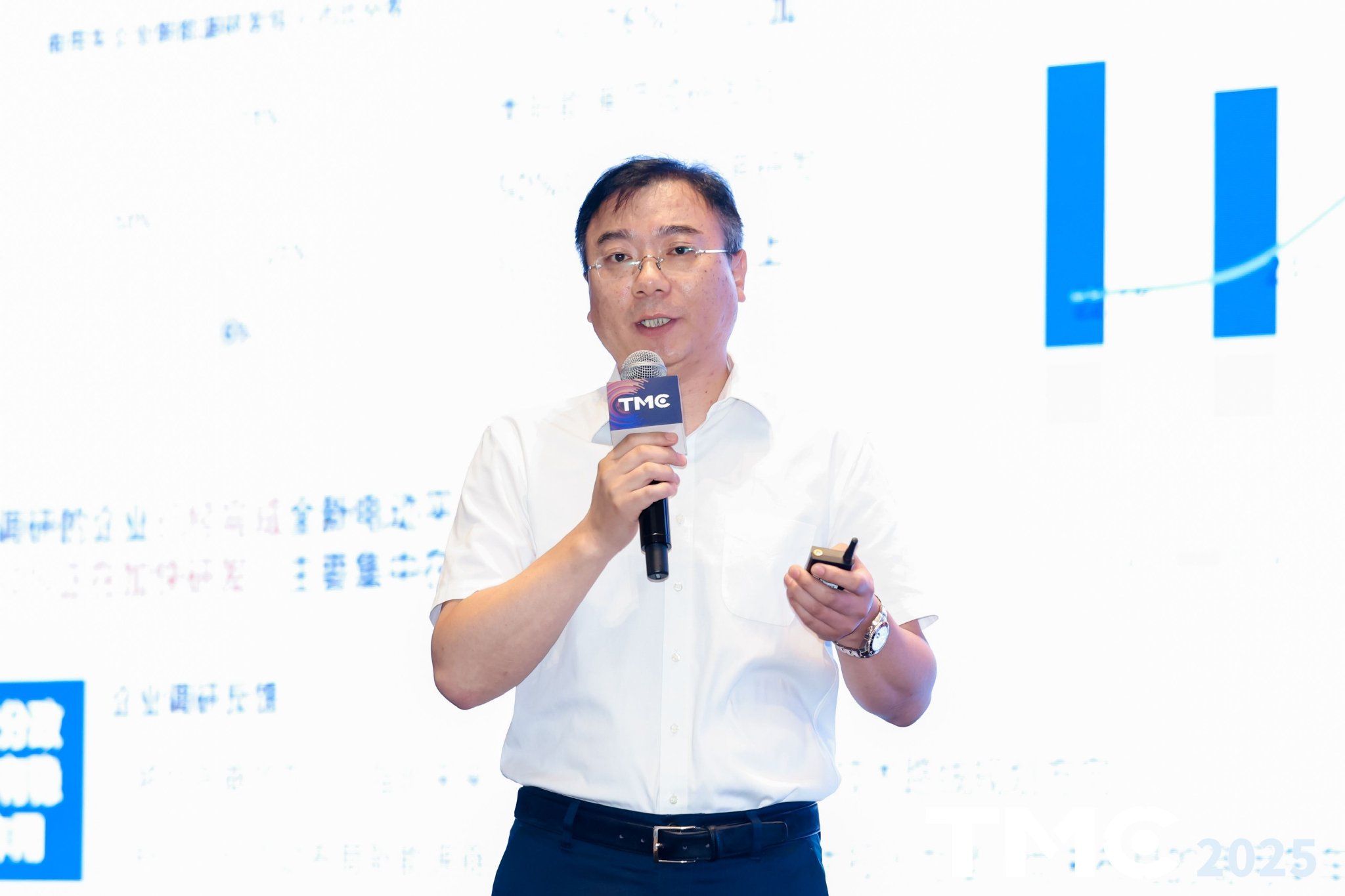 商用车低碳转型政策路径探索：从双积分到碳管理的战略转向