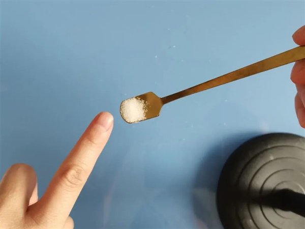 不到半咖啡勺的盐,1 指甲盖(约 0.5g 盐) 图片来源:作者提供