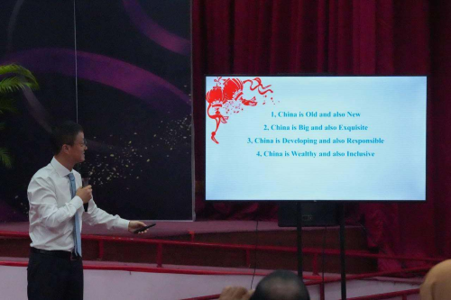 驻马尔代夫大使孔宪华赴阿杜高中同学生交流