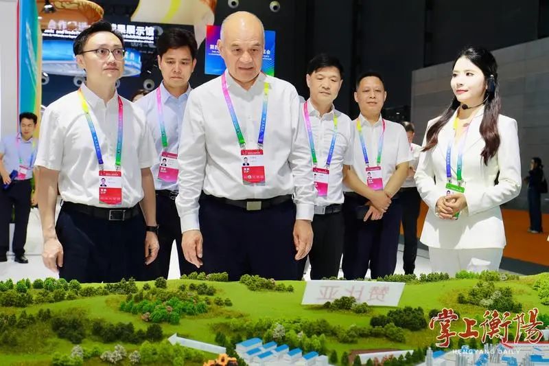 ▲6月12日，刘越高率队来到中国—非洲经贸博览会中非工业化和农业现代化合作成果展馆巡展。