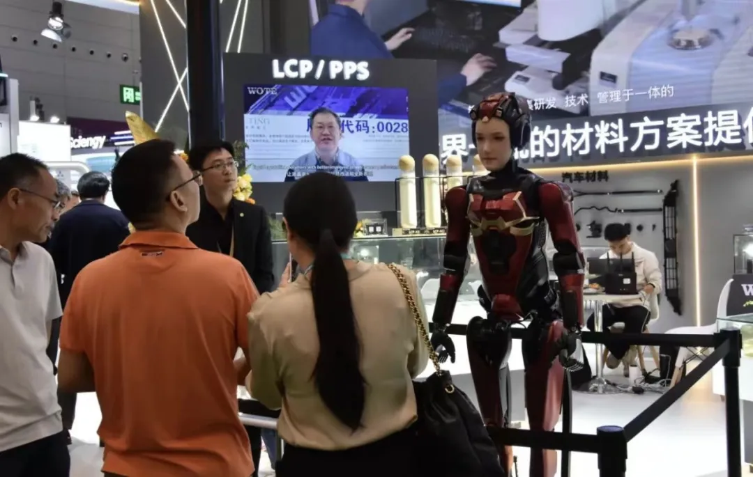 △沃特股份在CHINAPLAS 2025上展示人形机器人解决方案。(图源:沃特股份)