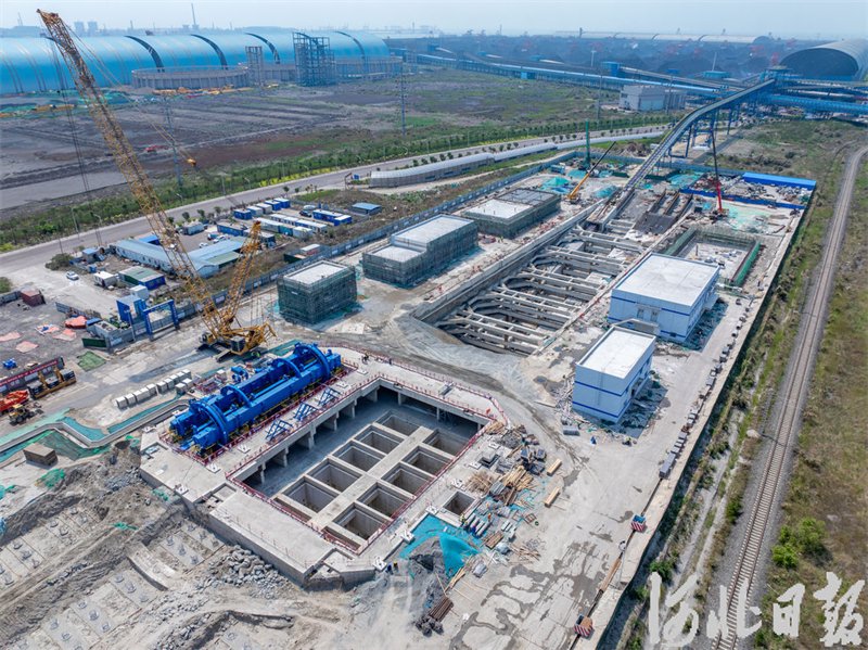 6月12日,唐山港煤炭储运配套翻车机房项目建设现场,工人正在进行设备安装。