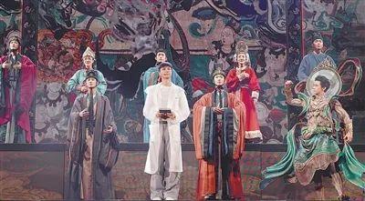 音乐话剧《受到召唤·敦煌》剧照，身着白色服装者为张艺兴（中国国家话剧院供图）